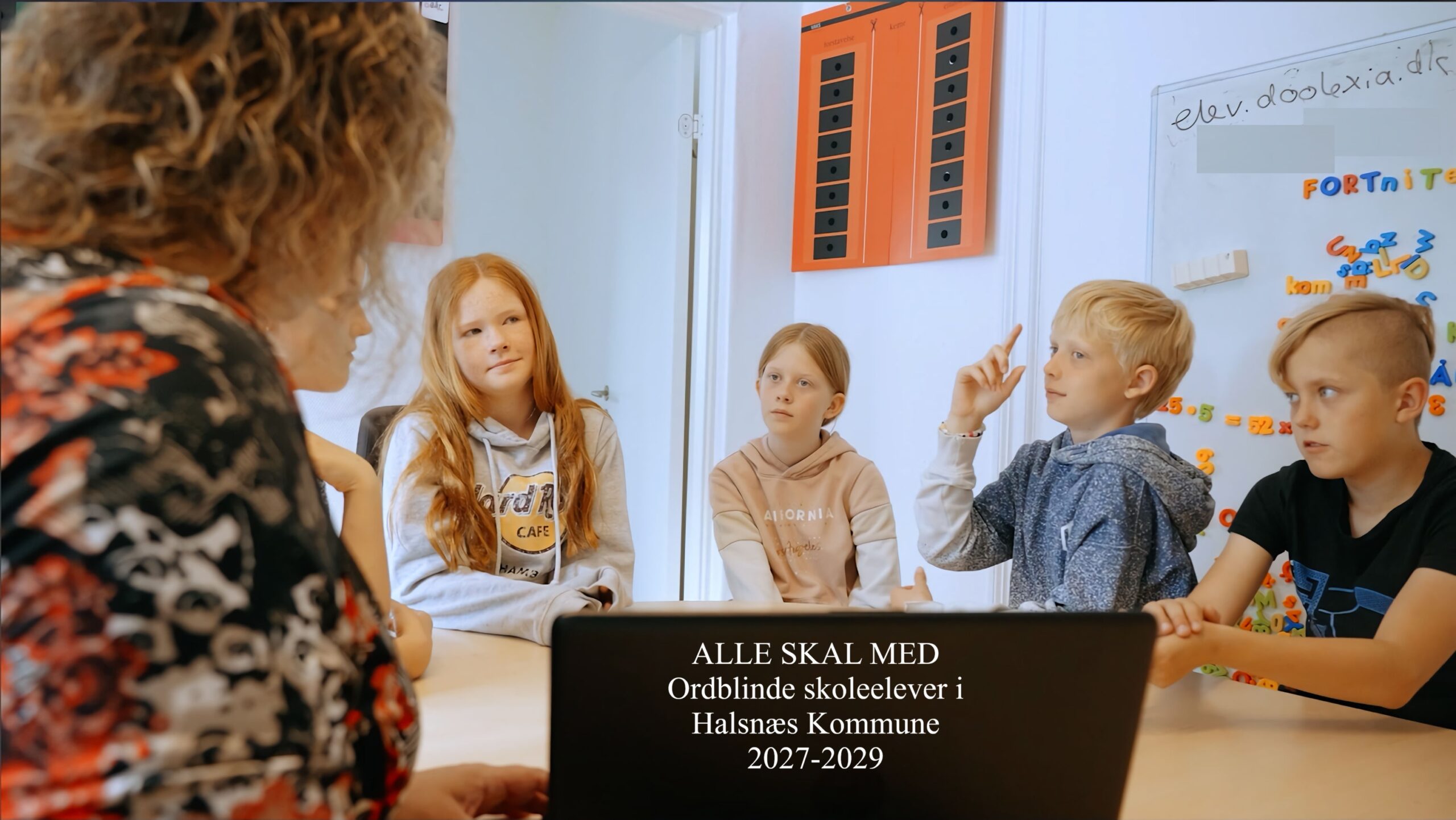 Foto af unge børn ved et bord