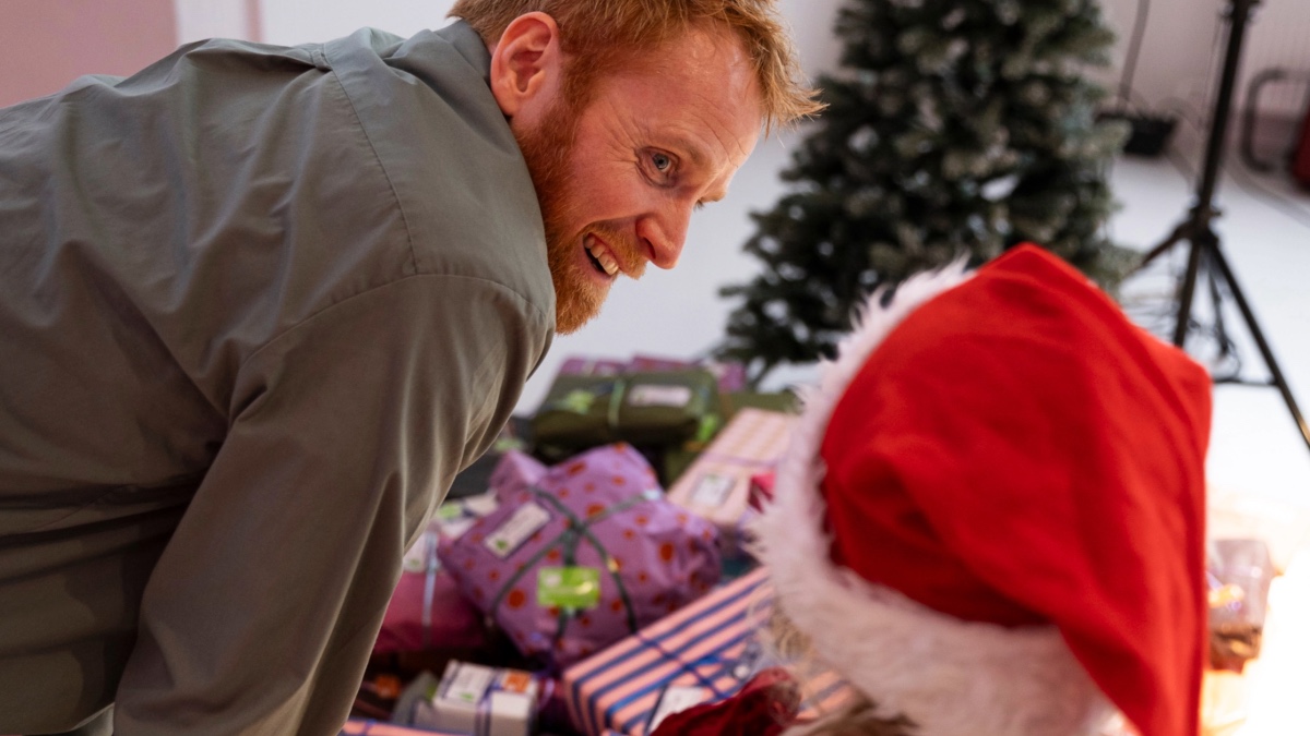 en mand og en pige der holder jul